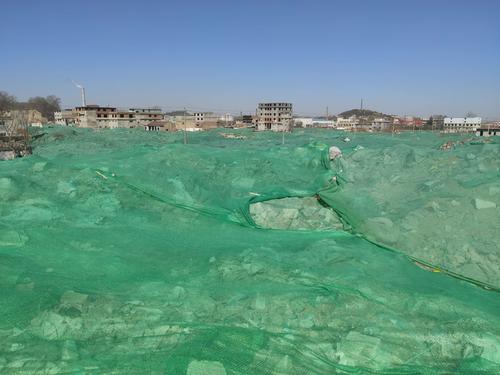 如何减少建筑施工现场的扬尘污染？